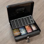 Κουτί Χρημάτων με 4 Διαχωριστικά BLACK+DECKER